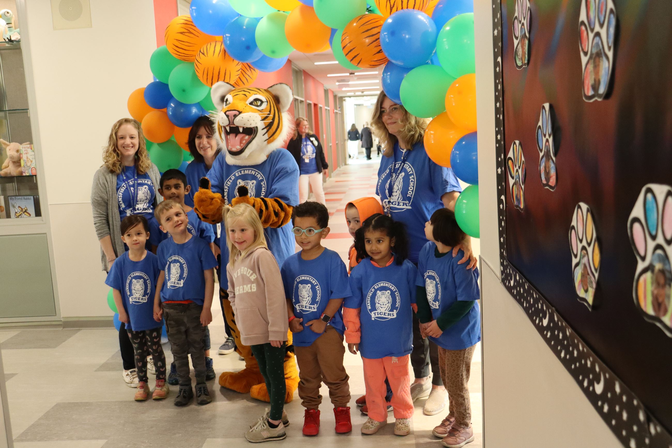 MES Students Welcomed by Thunder the Tiger